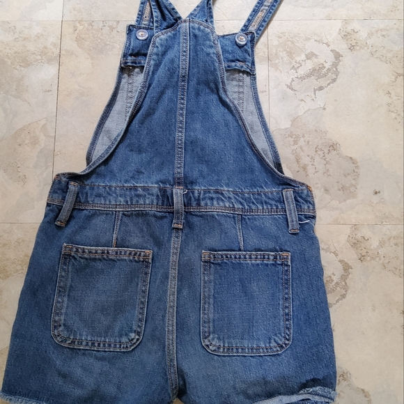 Girls Clothing Assortment (3 Shirts, 2 Sweaters, Overall Shorts) - Picture 10 of 10